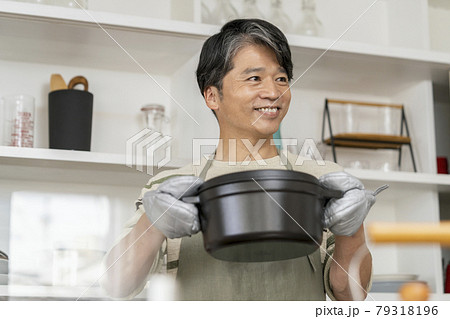 鍋を持った笑顔の50代の男性 鍋を持った笑顔の50代の男性 79318196