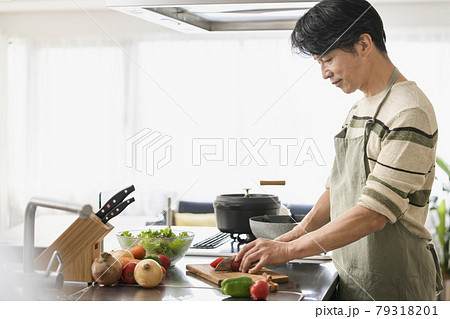 料理をする50代の男性 料理をする50代の男性 79318201