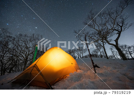 雪山と星空とテント 79319219