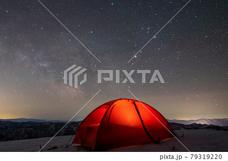 雪山と星空とテント 79319220