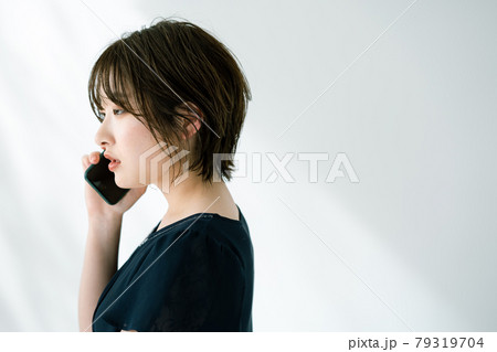 通話する若い女性 真面目 通話する若い女性 真面目 79319704