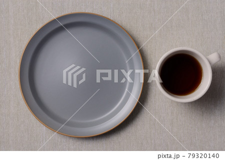 グレーの皿の背景素材 79320140