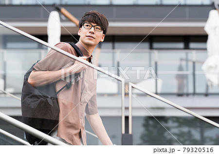 遠くを見る半袖カジュアル 男性 79320516