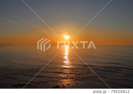 北海道網走市能取岬の風景 夕焼け 水平線に沈む太陽【6月】 北海道網走市能取岬の風景 夕焼け 水平線に沈む太陽【6月】 79320812
