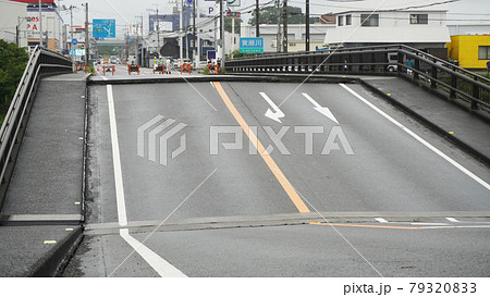 豪雨による黄瀬川大橋崩落＜09＞（崩落当日、大きく変形した道路） 79320833