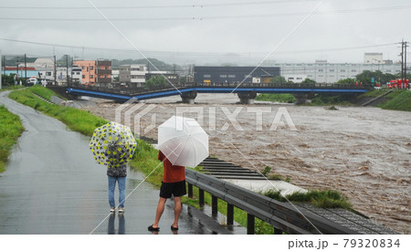 豪雨による黄瀬川大橋崩落＜03＞（心配そうに見守る住民） 79320834