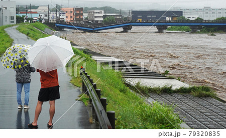 豪雨による黄瀬川大橋崩落<02>(心配そうに見守る住民) 豪雨による黄瀬川大橋崩落<02>(心配そうに見守る住民) 79320835