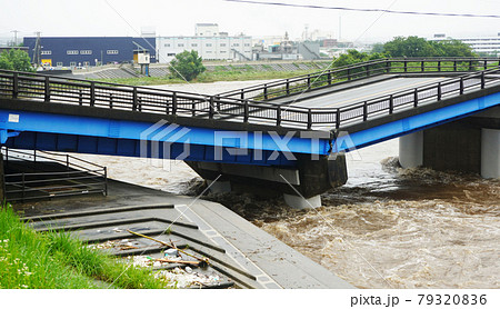 豪雨による黄瀬川大橋崩落<07>(崩落当日、大きく下へ崩落した橋) 豪雨による黄瀬川大橋崩落<07>(崩落当日、大きく下へ崩落した橋) 79320836