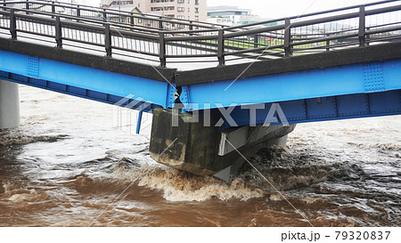 豪雨による黄瀬川大橋崩落＜11＞（崩落当日、濁流へ飲まれる橋桁） 79320837