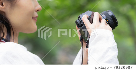 旅行する女性 旅行する女性 79320987