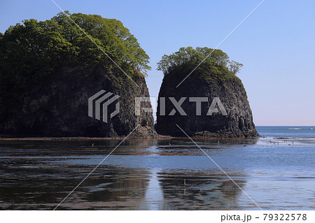 北海道網走市の風景　二ツ岩【6月】 79322578