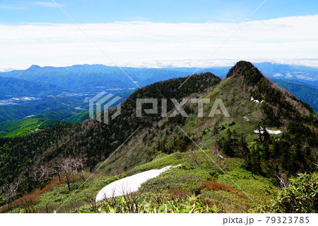 上州武尊山への登山道からみる剣ヶ峰と皇海山方面 79323785