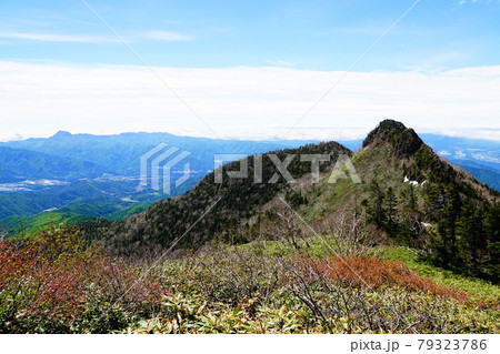 上州武尊山への登山道からみる剣ヶ峰と皇海山方面　 79323786