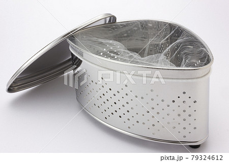 水切りネットと入れた三角コーナー 79324612