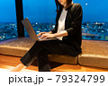 ビジネスホテルでリモートワークで仕事する女性 79324799