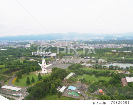大阪　吹田　観覧車から見た万博記念公園全景（中央部）と箕面市街（北方向、梅雨） 79326591