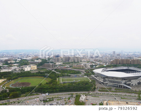 大阪　吹田　観覧車から見た茨木市街地と野球場と球技場（東南方向、梅雨） 79326592