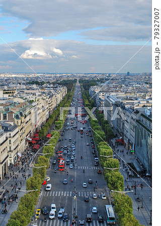 【フランス】凱旋門からシャンゼリゼをのぞむ 【フランス】凱旋門からシャンゼリゼをのぞむ 79327007