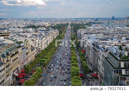 【フランス】凱旋門からシャンゼリゼをのぞむ 79327011