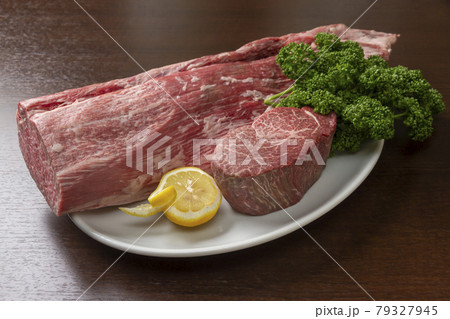 調理前の肉の塊（引き） 79327945