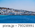 【ギリシャ】ミコノス島の海辺 79328991