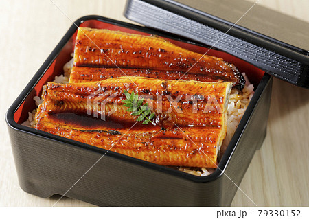 美味しそうな鰻重 79330152