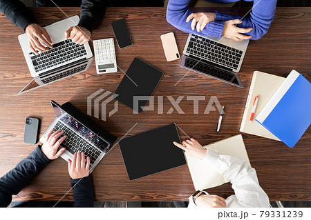 ミーティング　真俯瞰　パソコン　顔なし 79331239