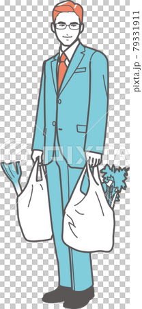 一個從超市購物回來的男人 79331911