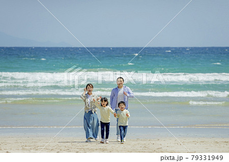 海辺で遊ぶ4人家族 79331949