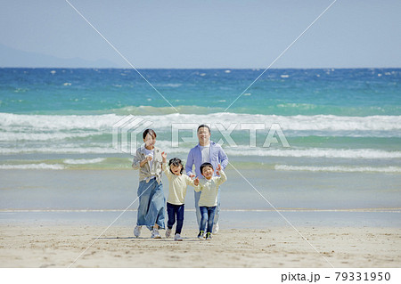海辺で遊ぶ4人家族 79331950