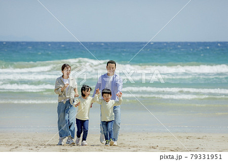 海辺で遊ぶ4人家族 79331951