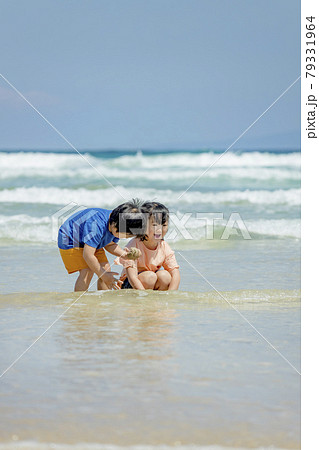 海辺で遊ぶ姉と弟 海辺で遊ぶ姉と弟 79331964