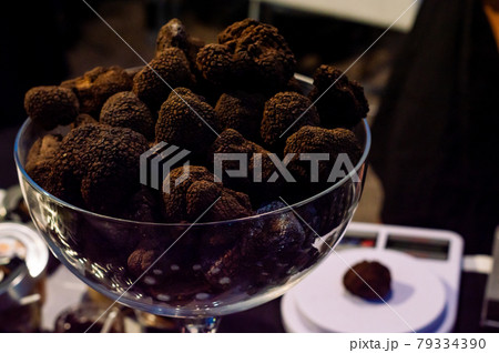 Italian black trouffles mushrooms in a glass bowl 79334390