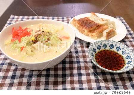 ラーメンと餃子② 79335643