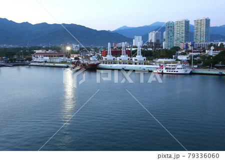 メキシコのプエルトバジャルタの港湾風景 79336060