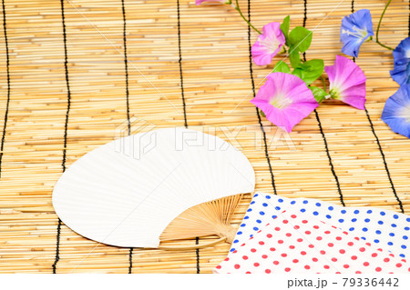 日本の夏　団扇と手ぬぐい 79336442