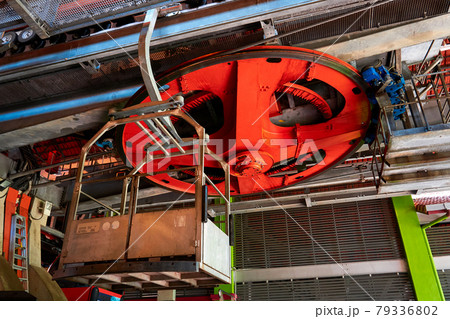 The huge wheel of the cable car mechanism 79336802