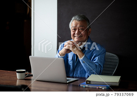 作業服の男性 シニア 笑顔 作業服の男性 シニア 笑顔 79337069