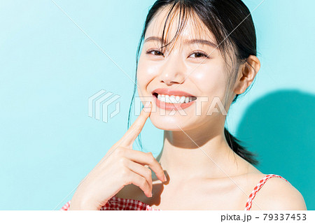 若い女性のポートレート　 79337453