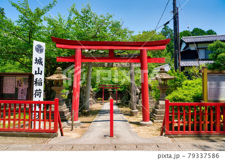 松江城山稲荷神社 朱色の鳥居 6月 松江城山稲荷神社 朱色の鳥居 6月 79337586
