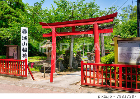 松江城山稲荷神社 朱色の鳥居 6月 松江城山稲荷神社 朱色の鳥居 6月 79337587