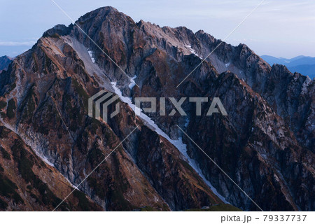 別山北峰より夜明け前の剱岳 79337737