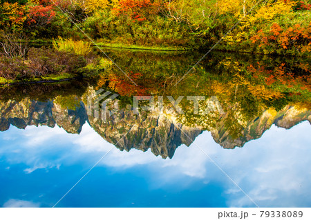 北アルプスの秘境・水面の映る剱岳 79338089