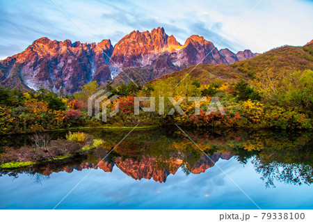 北アルプスの秘境・朝焼けの仙人池 79338100