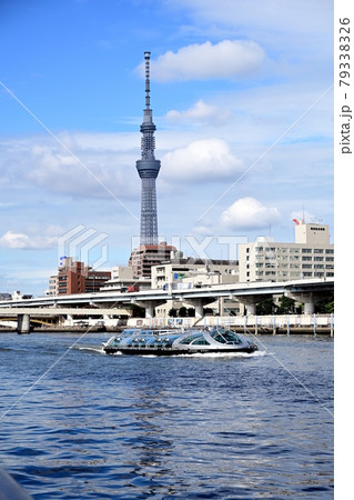 夏空広がる隅田川 隅田川を下る水上バスとスカイツリー 青空を写す水面 夏空広がる隅田川 隅田川を下る水上バスとスカイツリー 青空を写す水面 79338326