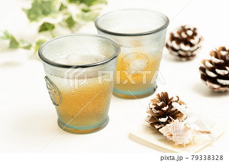 グラスに入った麦茶と氷_【白背景】 グラスに入った麦茶と氷_【白背景】 79338328