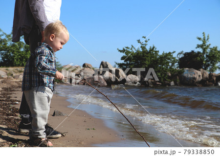 Little boy playing on the beach 79338850