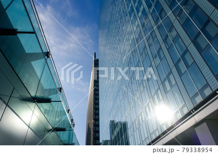 晴れ渡った朝、大崎駅西口エリアのオフィスビル群 79338954