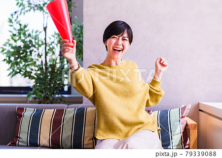 スポーツをテレビ観戦する若い女性　【 コロナ禍 ニューノーマル】 79339088