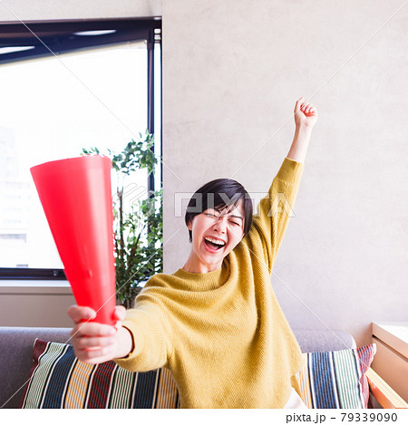 スポーツをテレビ観戦する若い女性 【 コロナ禍 ニューノーマル】 スポーツをテレビ観戦する若い女性 【 コロナ禍 ニューノーマル】 79339090